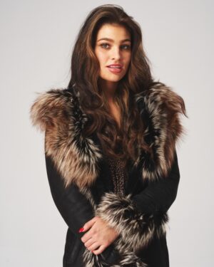 Kożuch damski z naturalnym futrem, czarny, z szerokim kołnierzem i ozdobnymi mankietami