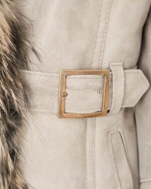 Kożuch damski w jasnym kolorze z futrzanym kołnierzem i szerokim paskiem w talii