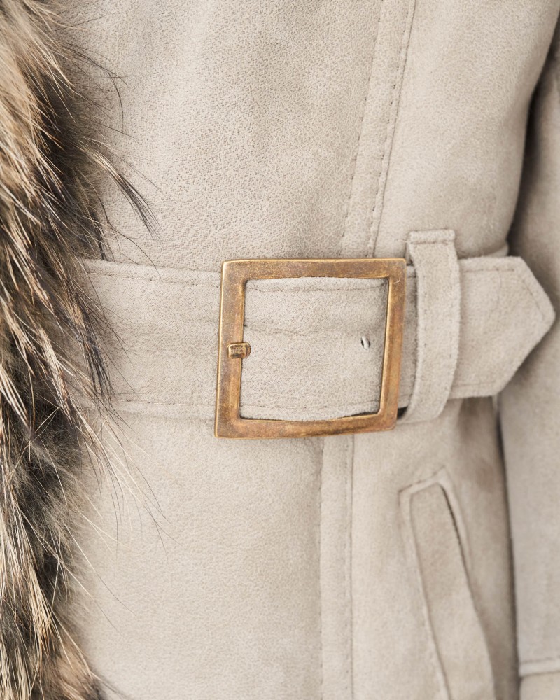 Kożuch damski w jasnym kolorze z futrzanym kołnierzem i szerokim paskiem w talii