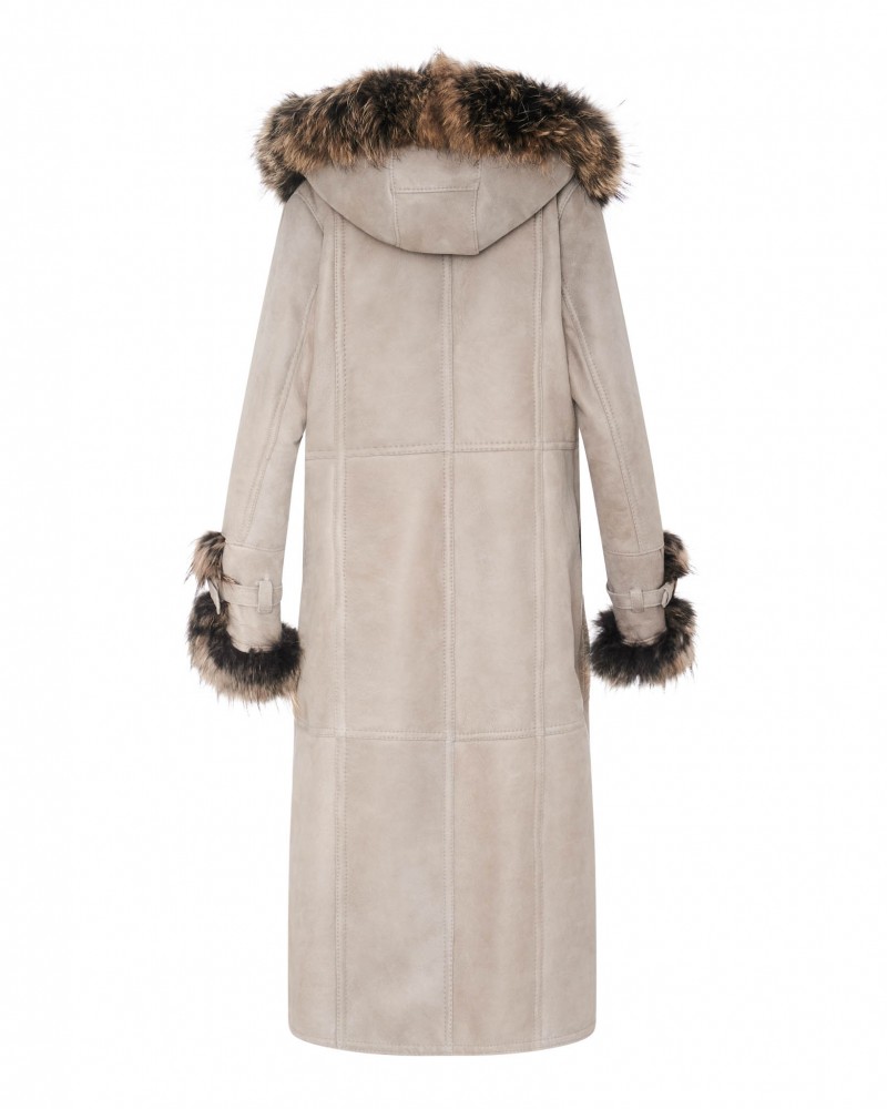 Kożuch damski w jasnym odcieniu, z kapturem i futrzanym wykończeniem rękawów oraz kołnierza