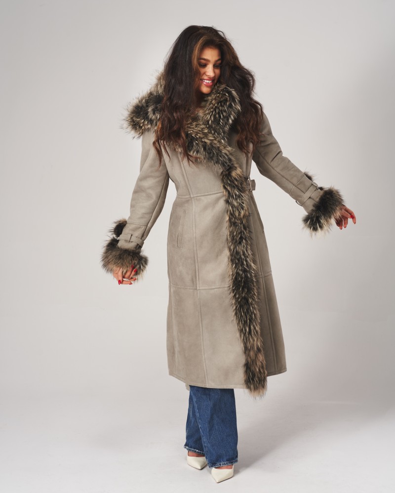 Kożuch damski w beżowym kolorze z futrzanym kołnierzem i mankietami, pasek w talii, elegancki krój