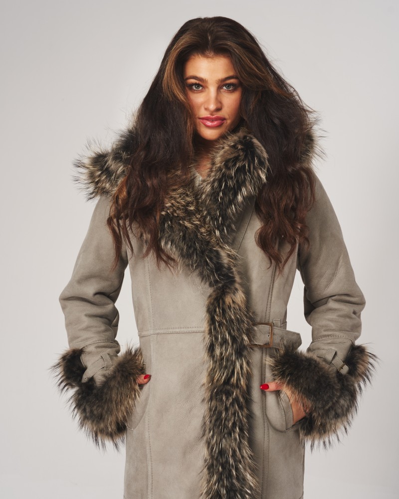 Kożuch damski w kolorze szarym z futrzanym kołnierzem i rękawami, z paskiem w talii i kieszeniami