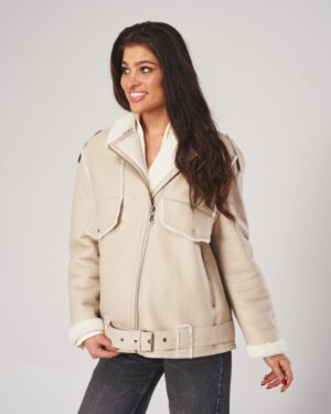 kożuch damski w jasnym kolorze z futrzanym kołnierzem i paskiem w talii