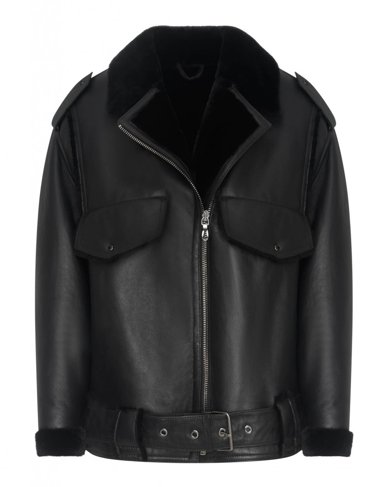 kożuch damski w kolorze czarnym z futrzanym kołnierzem i dwoma kieszeniami z przodu