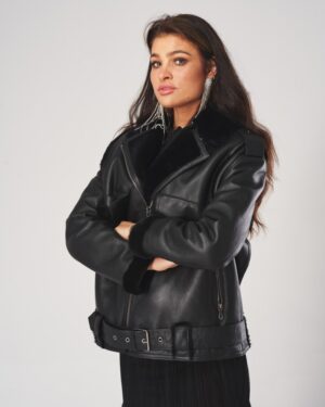 kożuch damski z szerokim kołnierzem i futrzanym wykończeniem, zapinana na zamek i z paskiem w talii