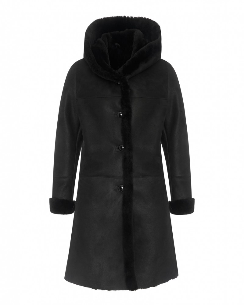 Czarny kożuch damski z kapturem, ozdobnymi guzikami i futrzanym wykończeniem rękawów
