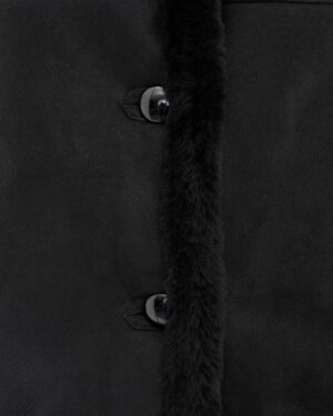 Czarny kożuch damski z miękkim futrem, guzikami i eleganckim wykończeniem, idealny na zimowe dni