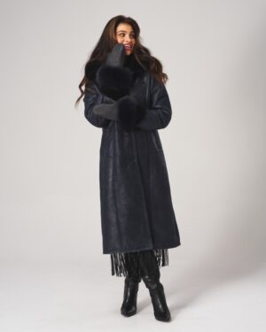 Ciemnoniebieski kożuch damski z futrzanym kołnierzem i guzikami, idealny na zimowe dni