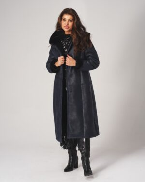 Kożuch damski w kolorze granatowym, z dużym kołnierzem i guzikami, idealny na zimowe dni