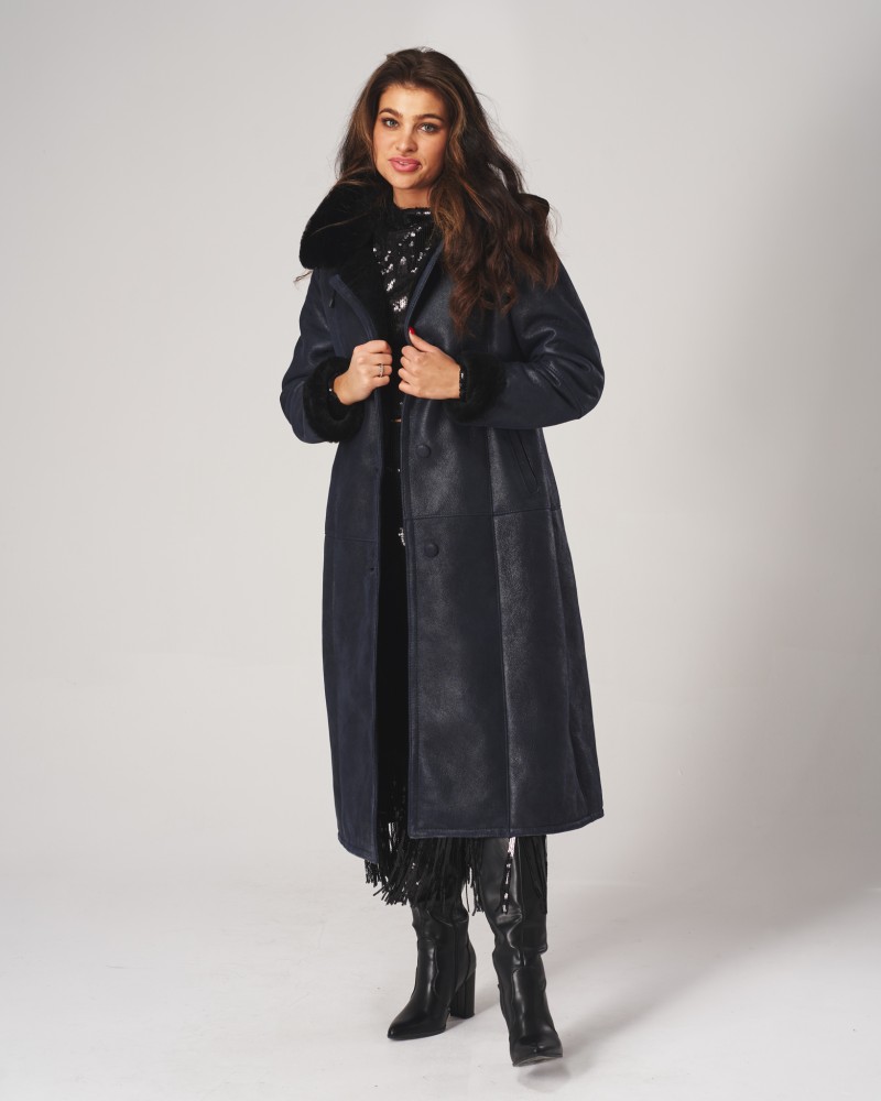 Kożuch damski w kolorze granatowym, z dużym kołnierzem i guzikami, idealny na zimowe dni