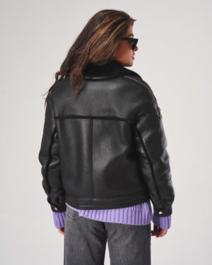 Kożuch damski z kołnierzem, zapinana na zamek, z ozdobnymi guzikami i luźnym krojem