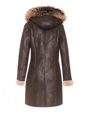 Ciemnobrązowy kożuch damski z kapturem i futrzanym wykończeniem, dopasowany krój z delikatnymi detalami