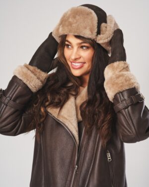 Kożuch damski w brązowym kolorze z futrzanym kołnierzem i rękawami, z zamkiem błyskawicznym i dodatkowymi paskami