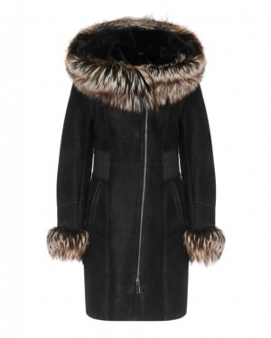 Czarny kożuch damski z kapturem, ozdobionym futrzanym wykończeniem oraz kieszeniami na bokach