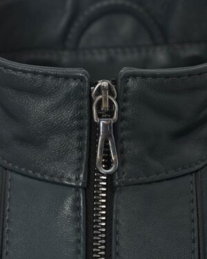 kurtka skórzana męska w ciemnym kolorze z metalowym zamkiem i prostym kołnierzem