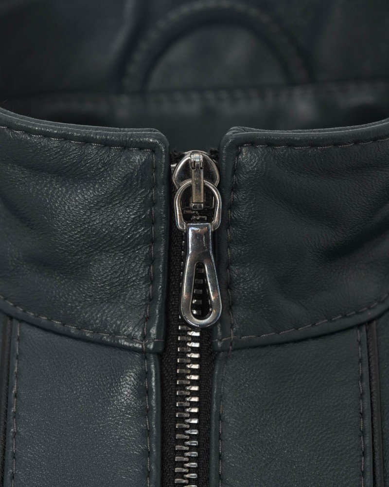 kurtka skórzana męska w ciemnym kolorze z metalowym zamkiem i prostym kołnierzem