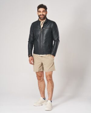 kurtka skórzana męska w ciemnym kolorze z zamkami i klasycznym krojem, idealna na chłodne dni