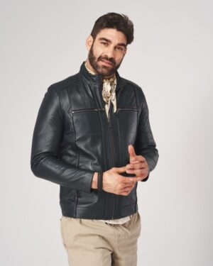 Kurtka skórzana męska w ciemnoniebieskim kolorze z zamkiem, prostym krojem i kieszeniami na piersi