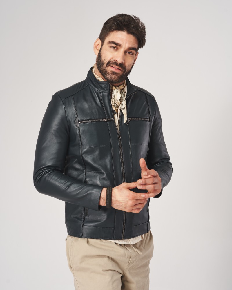 Kurtka skórzana męska w ciemnoniebieskim kolorze z zamkiem, prostym krojem i kieszeniami na piersi