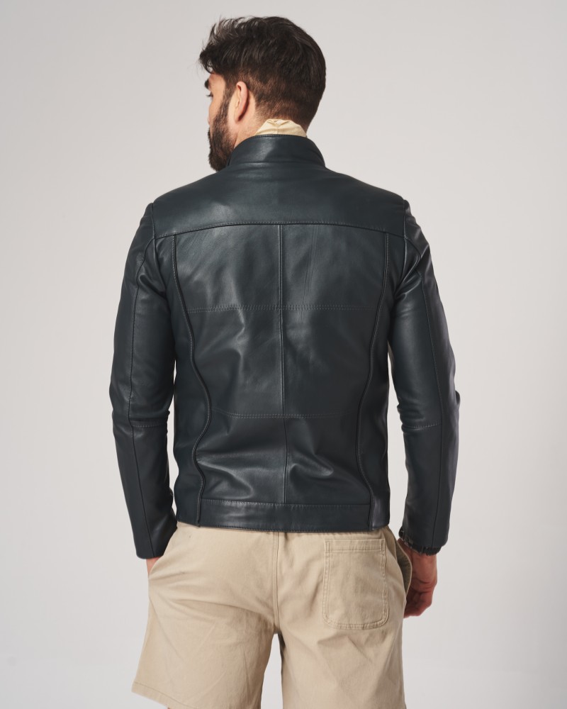 Męska kurtka skórzana w ciemnym kolorze z prostym krojem i stójką, idealna na zimowe dni