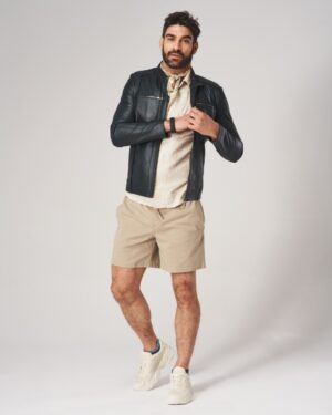 Kurtka skórzana męska w ciemnym odcieniu, z zamkami, dopasowanym krojem i kołnierzem, idealna na chłodniejsze dni