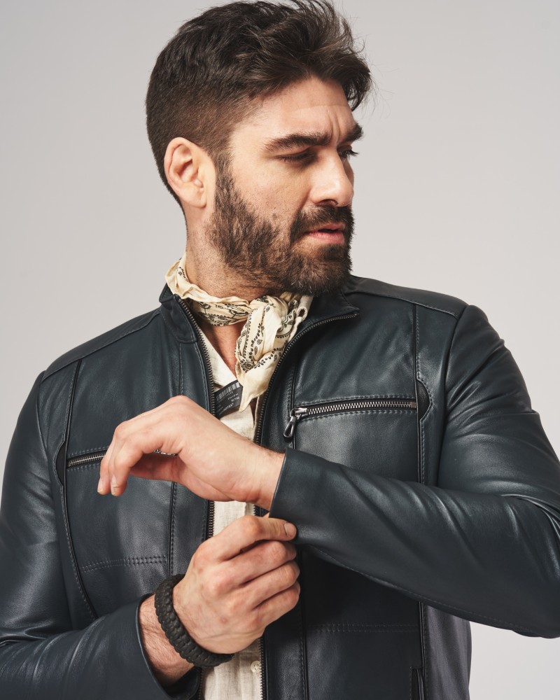 Kurtka skórzana męska w ciemnym kolorze z zamkami i eleganckim kołnierzem, idealna na zimowe dni