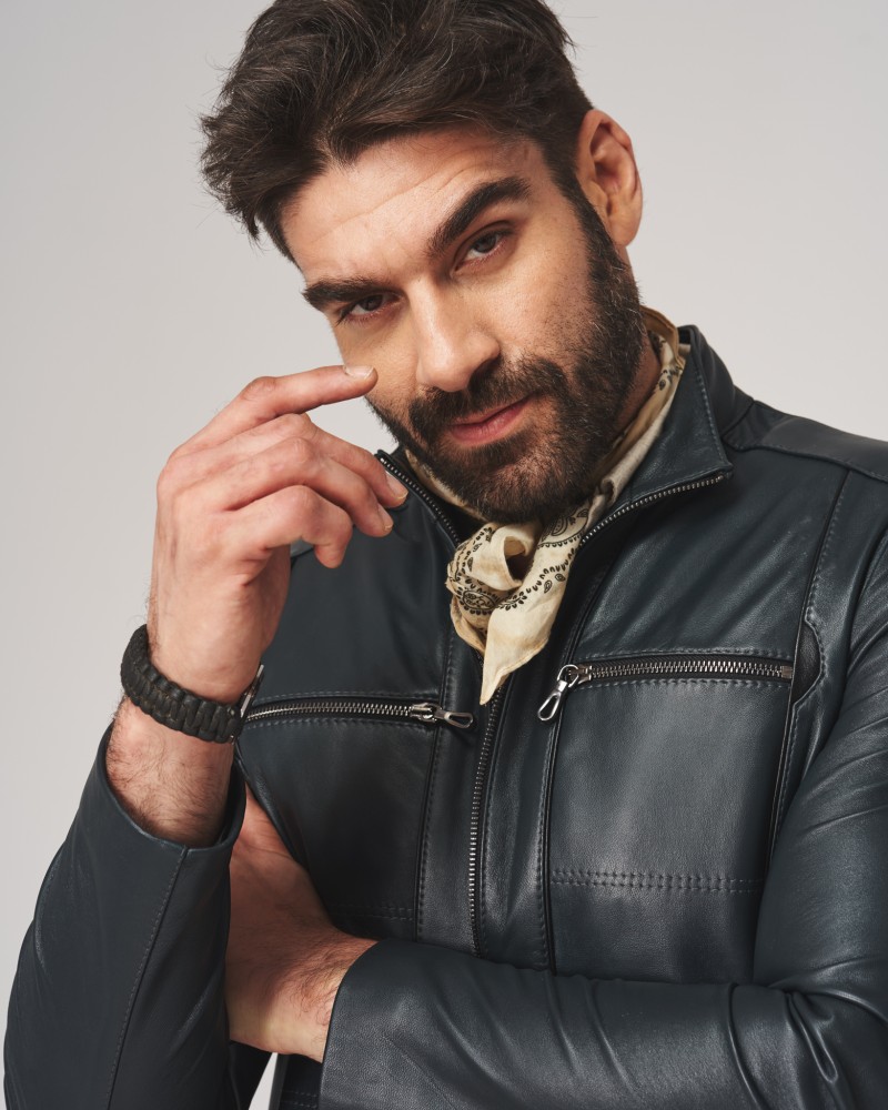 Męska kurtka skórzana w ciemnym odcieniu z zamkami, idealna na zimowe dni i stylowe wyjścia