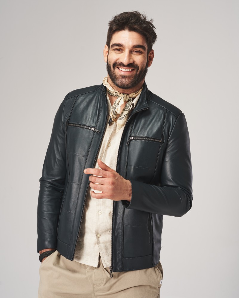 Męska kurtka skórzana w kolorze ciemnozielonym z zamkami i prostym krojem, idealna na chłodne dni