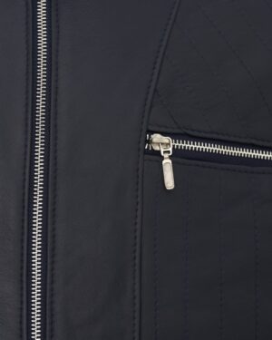 Kurtka skórzana męska w kolorze granatowym z ozdobnym przeszyciem i metalowym zamkiem błyskawicznym