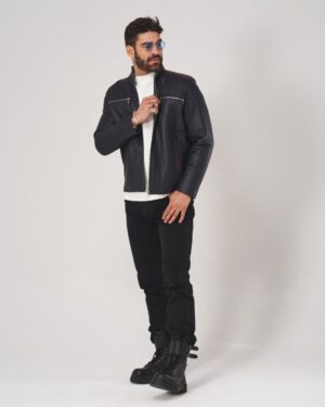 Kurtka skórzana męska w kolorze granatowym z czerwonymi detalami, zapinana na zamek z kieszeniami na przodzie