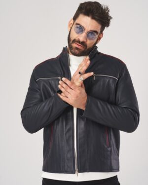 Kurtka skórzana męska w kolorze granatowym z czerwonymi detalami, z zamkiem i kieszeniami na froncie