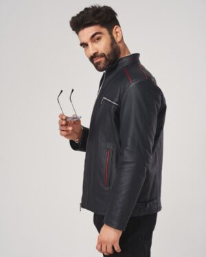 Męska kurtka skórzana w kolorze granatowym z czerwonymi detalami i zamkiem błyskawicznym z kieszeniami bocznymi