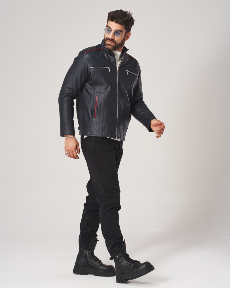 Męska kurtka skórzana w kolorze granatowym z zamkiem, ozdobnymi przeszyciami i kieszeniami na suwak