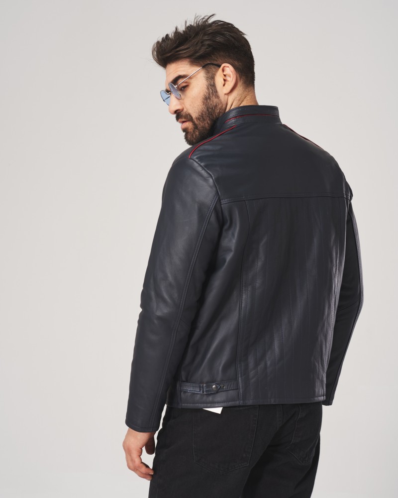 Męska kurtka skórzana w kolorze granatowym z delikatnym przeszyciem i klasycznym kołnierzem