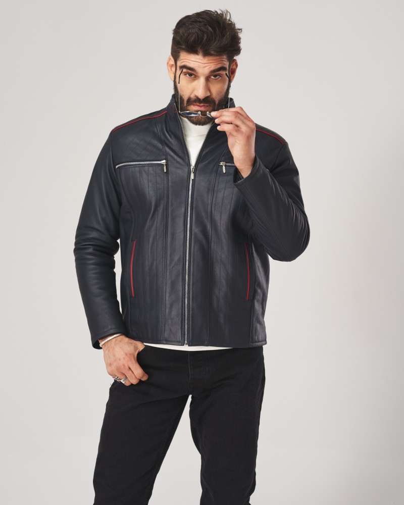 Męska kurtka skórzana w kolorze granatowym z czerwonymi detalami, z zamkami i kołnierzem stójkowym