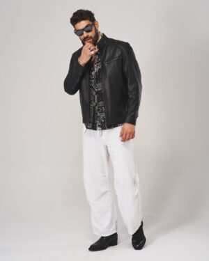 Kurtka skórzana męska w kolorze czarnym z kołnierzem i detalami na zamek, idealna na chłodne dni