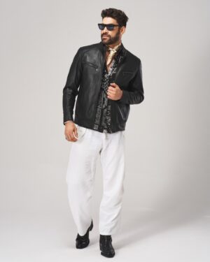 Czarna kurtka skórzana męska z zamkami, kołnierzem i eleganckim wzorem pod spodem