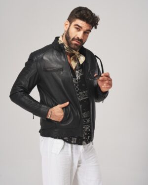 Kurtka skórzana męska w kolorze czarnym z zamkiem, kieszeniami i stylowym szalikiem na szyi