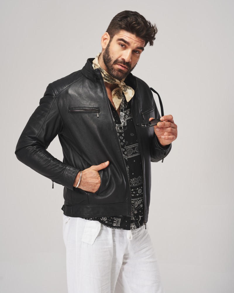 Kurtka skórzana męska w kolorze czarnym z zamkiem, kieszeniami i stylowym szalikiem na szyi