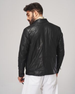 Czarna kurtka skórzana męska z klasycznym kołnierzem i zapięciem na zamek, idealna na zimowe dni