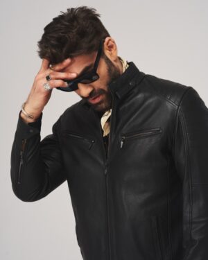 Kurtka skórzana męska w kolorze czarnym z zamkami, kołnierzem i detalami na rękawach