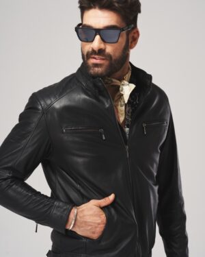 Kurtka skórzana męska w kolorze czarnym z zamkami, dopasowanym krojem i pikowanymi rękawami