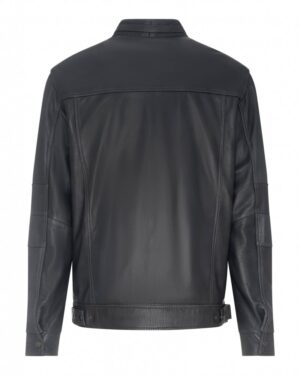 czarna kurtka skórzana męska z prostym krojem i guzikiem na dole, idealna na zimowe dni
