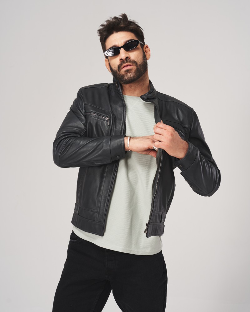 Kurtka skórzana męska w czarnym kolorze z zamkiem, prostym krojem i kieszeniami na przodzie