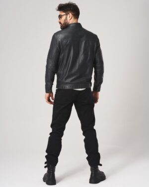 Kurtka skórzana męska w ciemnym kolorze z klasycznym kołnierzem i zapięciem na guziki