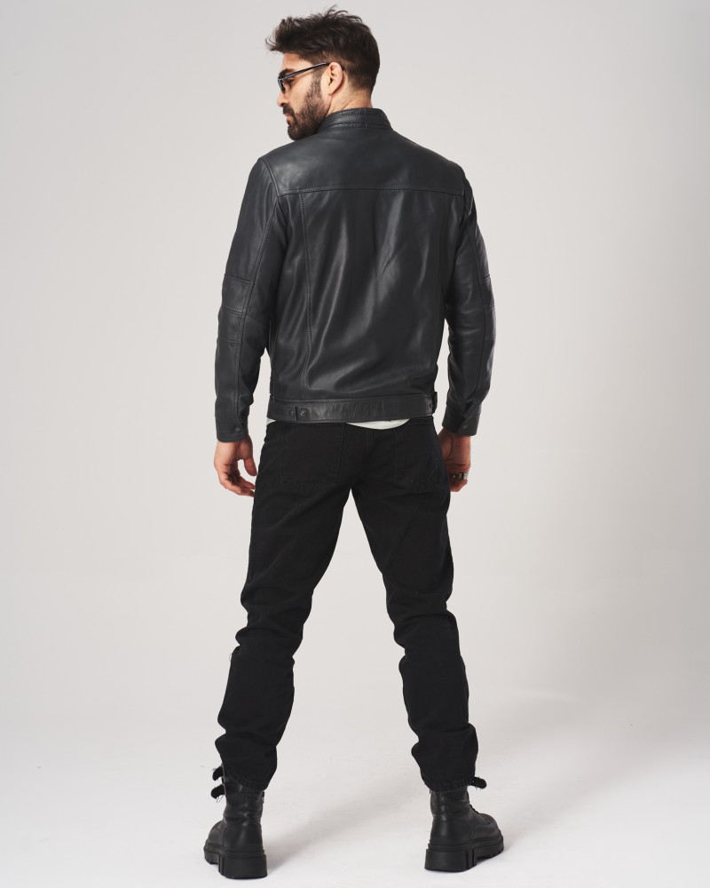 Kurtka skórzana męska w ciemnym kolorze z klasycznym kołnierzem i zapięciem na guziki