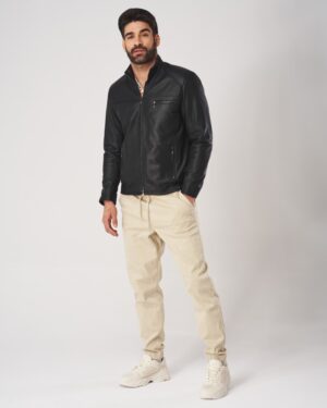 męska kurtka skórzana w kolorze czarnym z zamkiem i kieszeniami na zamek, dopasowany krój