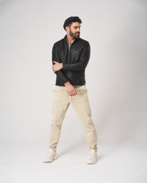 męska kurtka skórzana w kolorze czarnym, zapinana na zamek, z kołnierzem i kieszeniami na przodzie