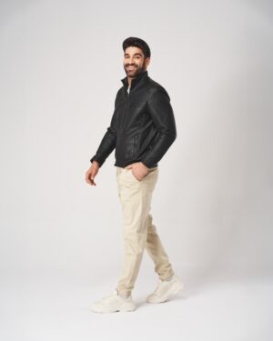 Kurtka skórzana męska w kolorze czarnym z wysokim kołnierzem i kieszenią na piersi