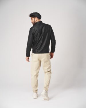 męska kurtka skórzana w kolorze czarnym, dopasowany krój, z kołnierzem i długimi rękawami